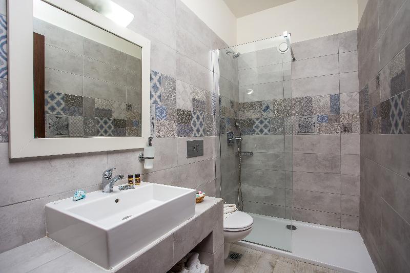 패밀리 룸 가든 전망, Evita Studios