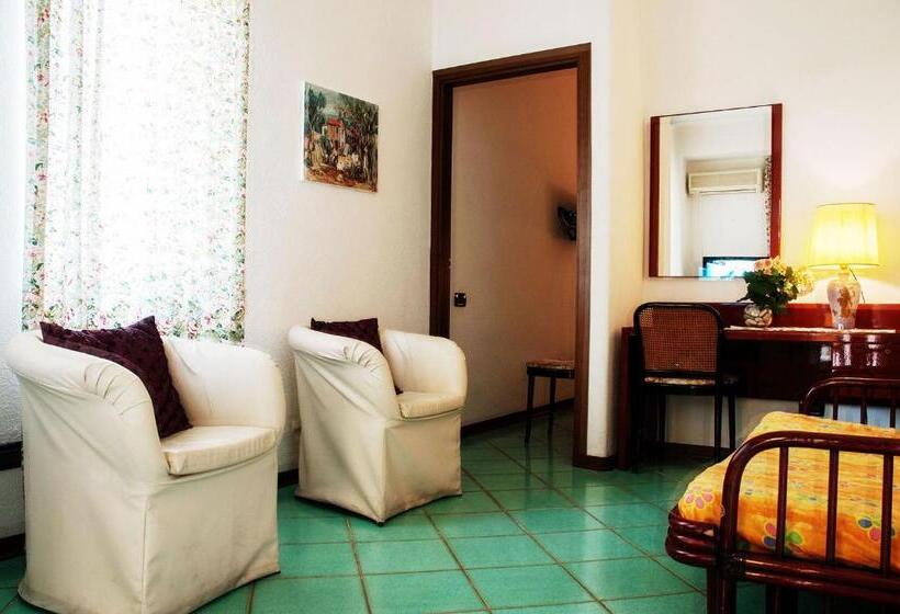 اتاق استاندارد با بالکن, Annabelle