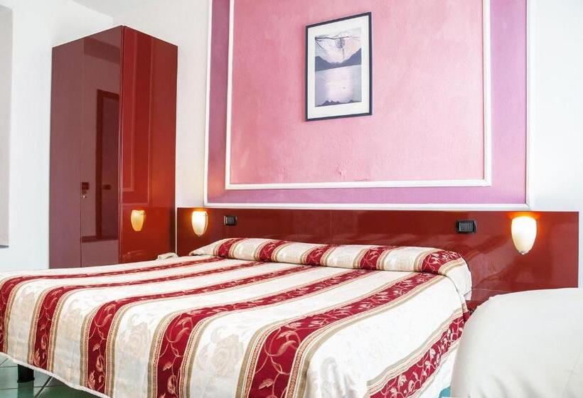 اتاق استاندارد سه نفره, Annabelle