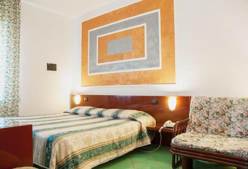 اتاق استاندارد سه نفره, Annabelle