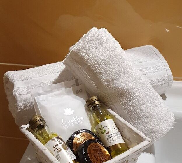 חדר סטנדרט לשלושה, Damanse