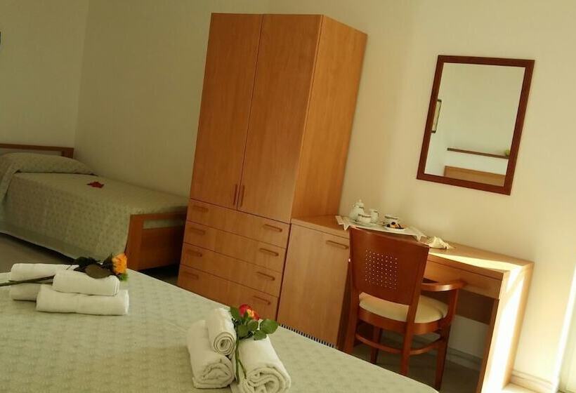 חדר סטנדרט לשלושה, Damanse