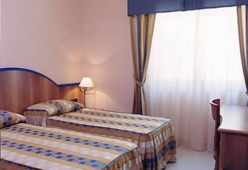 חדר סטנדרט לשלושה, Daniela