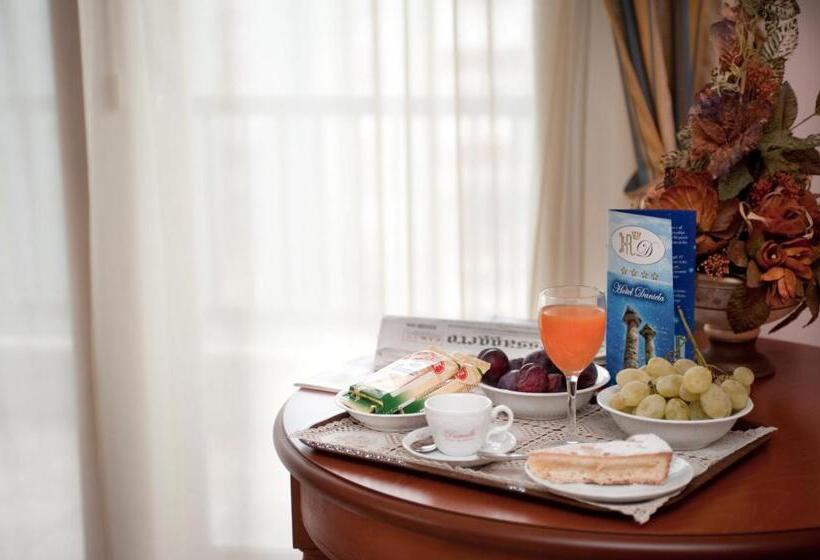 חדר סטנדרט לשלושה, Daniela