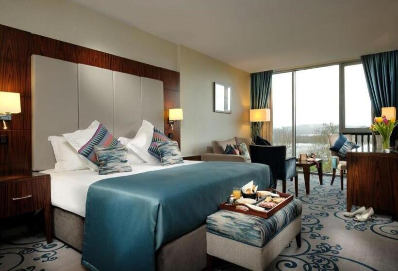 جناح جونيور, Manor House Country