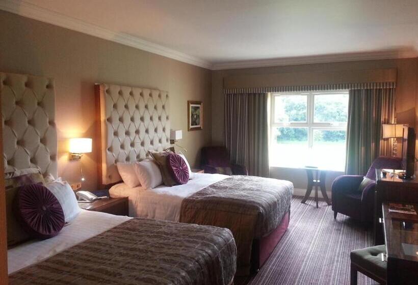 غرفة عائلية, Manor House Country