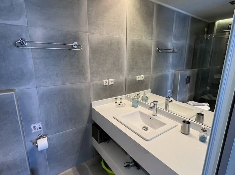 プールビュースタンダードステューディオ, Niriides