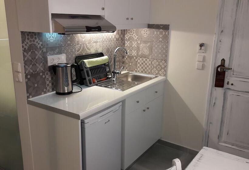 プールビュースタンダードステューディオ, Niriides