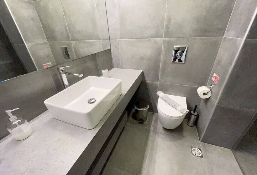 1ベッドルームベーシックアパートメント, Niriides