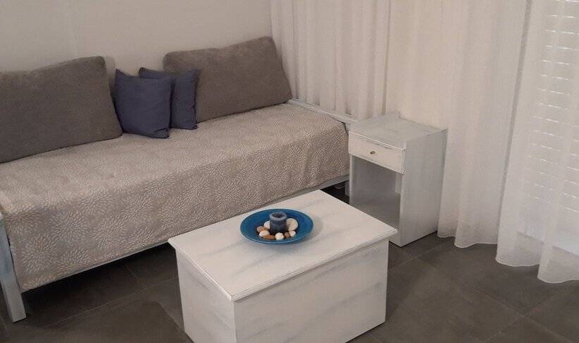 1ベッドルームベーシックアパートメント, Niriides