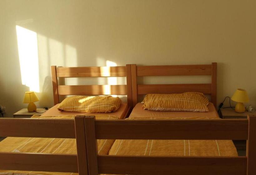 اتاق ساده سه نفره, Back Budget Accomodation