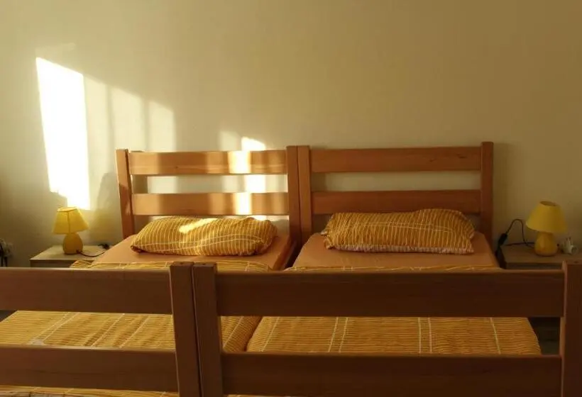 اتاق ساده سه نفره, Back Budget Accomodation