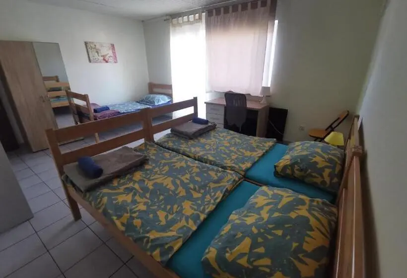 اتاق ساده سه نفره, Back Budget Accomodation