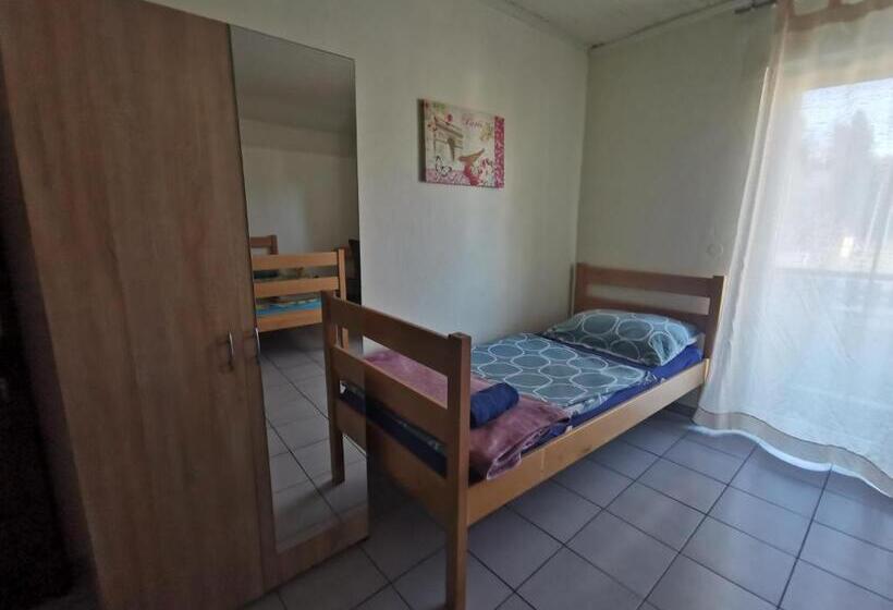 اتاق ساده سه‌ نفره, Back Budget Accomodation