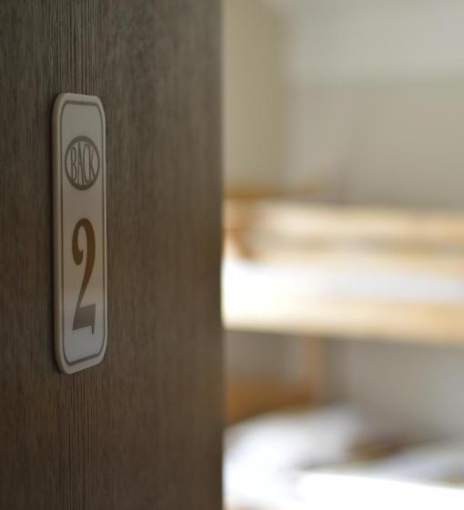 اتاق ساده سه نفره, Back Budget Accomodation