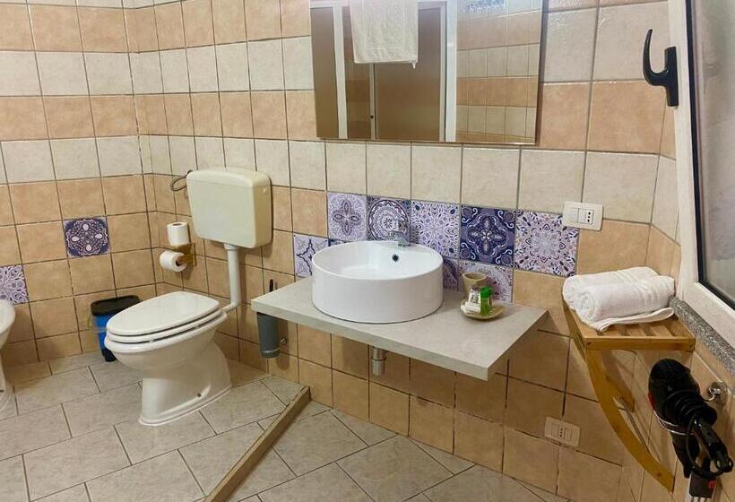 اتاق استاندارد سه نفره, L Oasi Di Chia