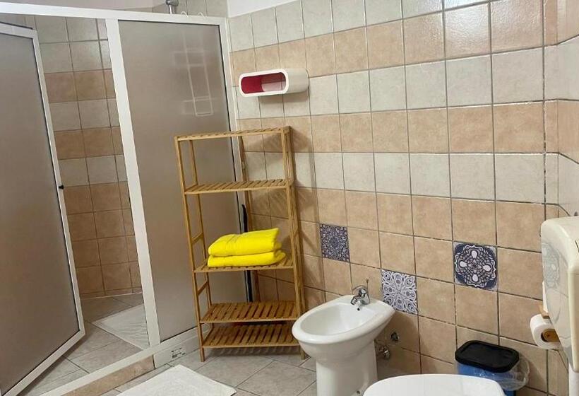 اتاق استاندارد سه نفره, L Oasi Di Chia