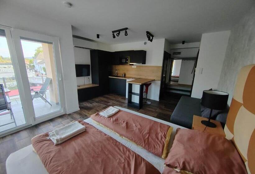 חדר סטנדרט לשלושה עם מרפסת, City Panzió