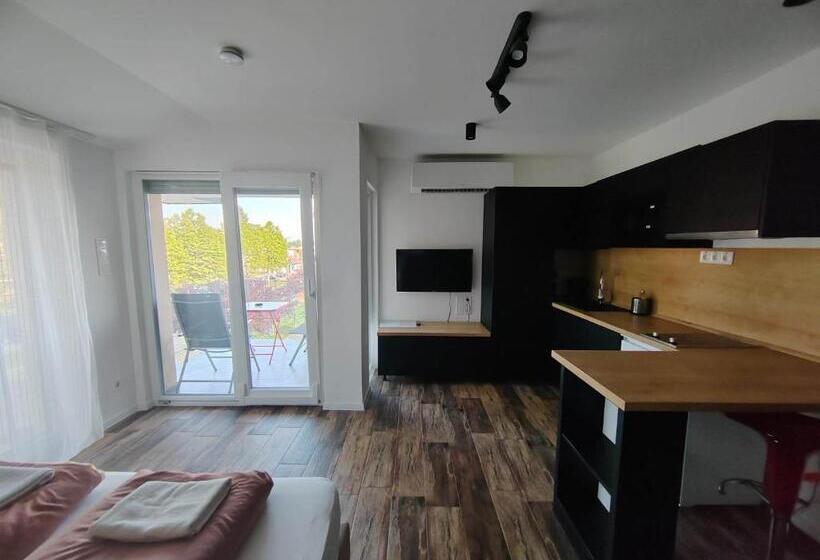 חדר סטנדרט לשלושה עם מרפסת, City Panzió