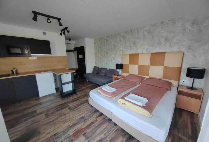 חדר סטנדרט לשלושה עם מרפסת, City Panzió