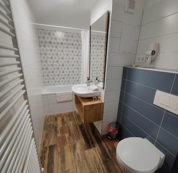 חדר סטנדרט לשלושה עם מרפסת, City Panzió