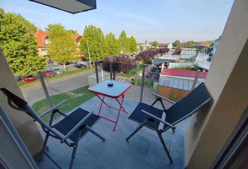 חדר סטנדרט לשלושה עם מרפסת, City Panzió