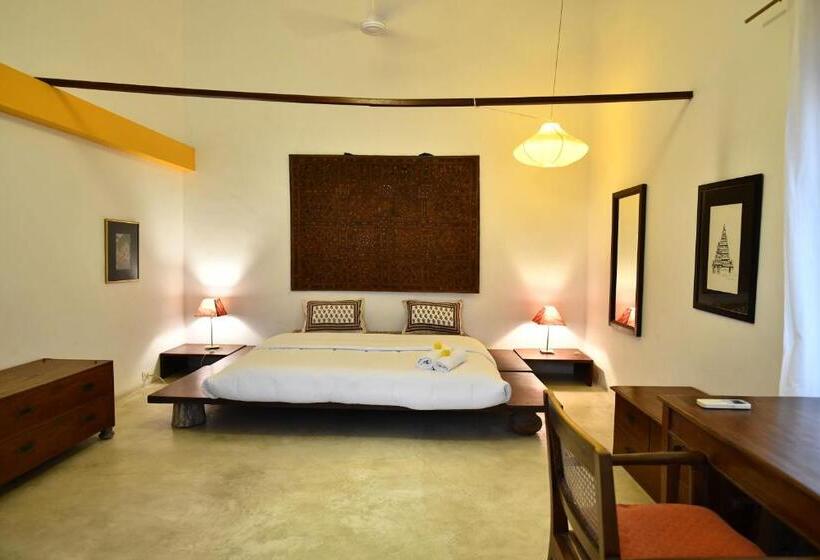 اتاق استاندارد سه تخته با چشم‌انداز استخر, La Closerie   Bay Of Bengal