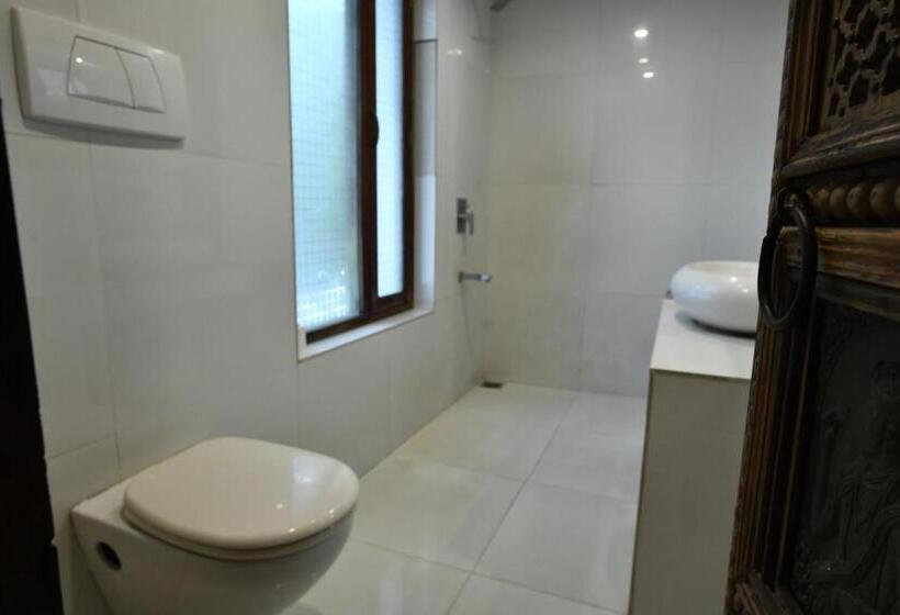 اتاق استاندارد سه تخته با چشم‌انداز استخر, La Closerie   Bay Of Bengal