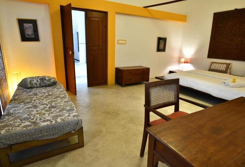 اتاق استاندارد سه تخته با چشم‌انداز استخر, La Closerie   Bay Of Bengal