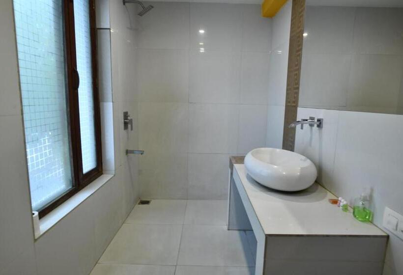 اتاق استاندارد سه تخته با چشم‌انداز استخر, La Closerie   Bay Of Bengal