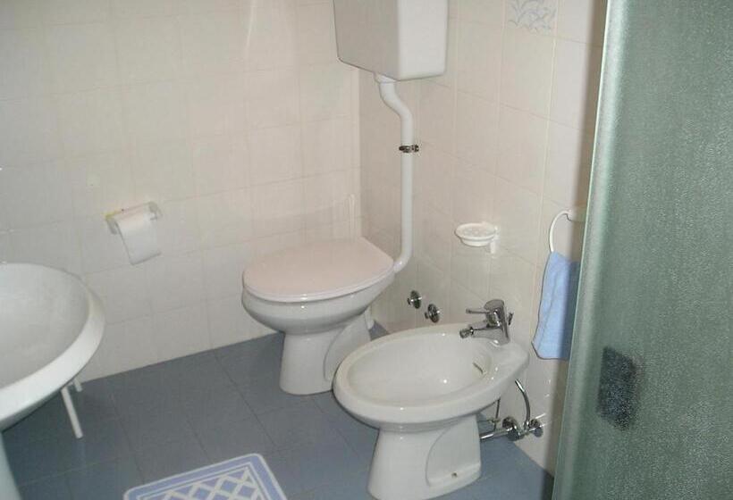 Habitación Estándar, Adele