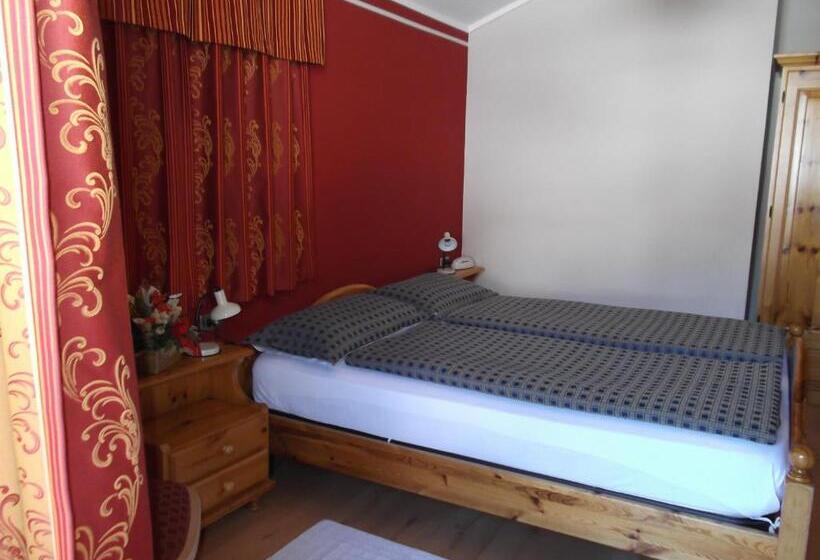 Habitación Estándar, Adele