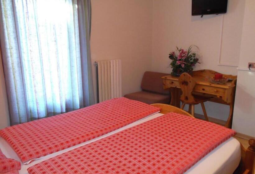 Habitación Triple Estándar, Adele