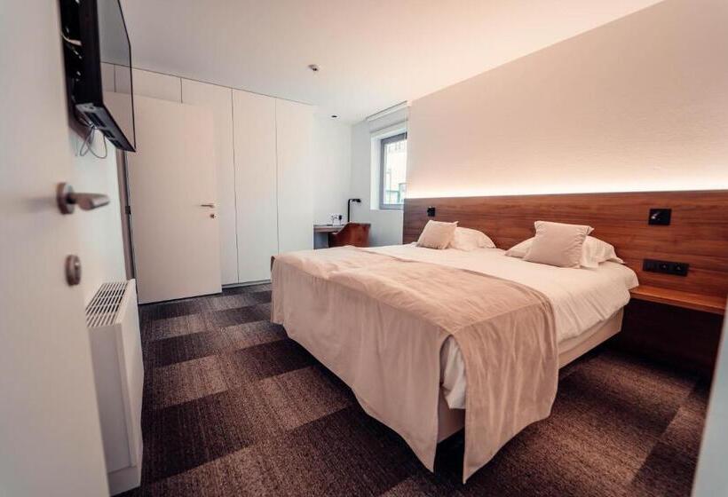 جناح عائلي, Casino