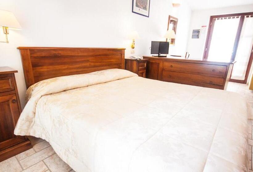 اتاق استاندارد سه نفره, Le Macerine