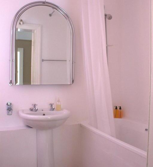 اتاق استاندارد با تخت بزرگ, Bisibee Guest House