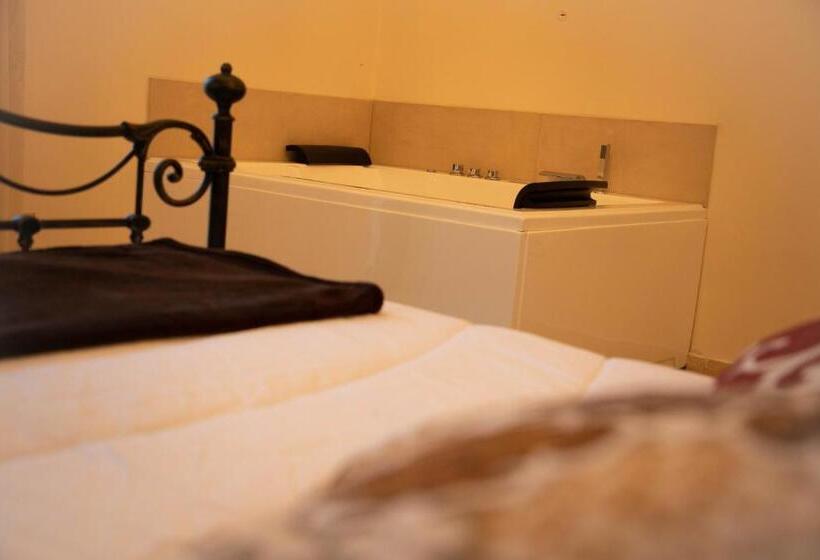 اتاق استاندارد با وان آب گرم, Il Palazzo Luxury Home & Event