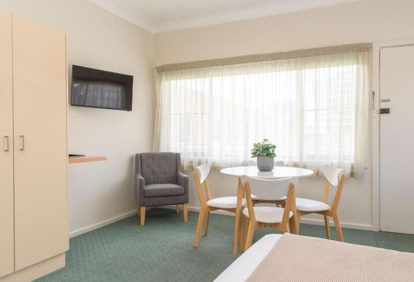 חדר דלוקס לארבעה, Pacific Motel 10