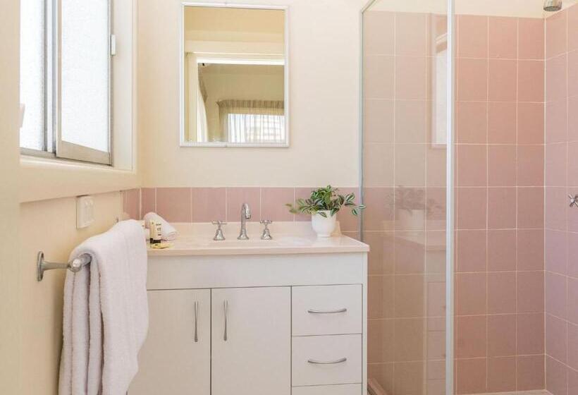 חדר דלוקס לארבעה, Pacific Motel 10