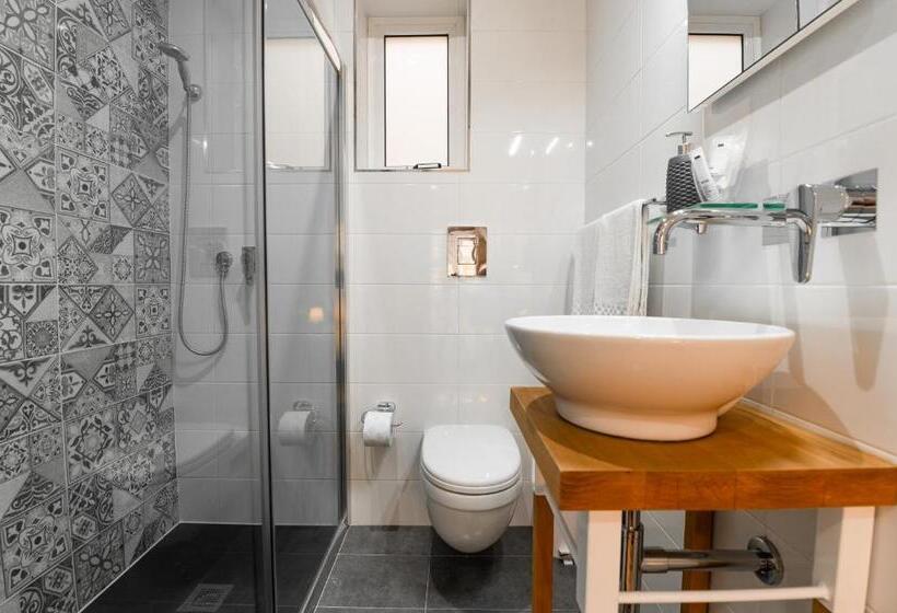 اتاق استاندارد با بالکن, Monreal Boutique Townhouse   R024rm3