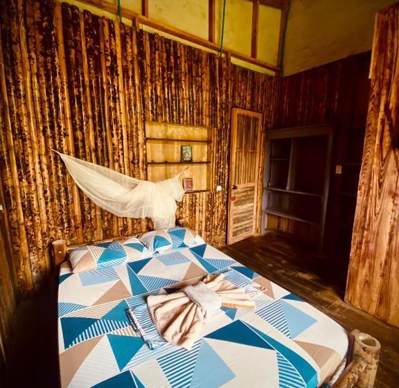 디럭스 트리플 룸, Utria Hostel