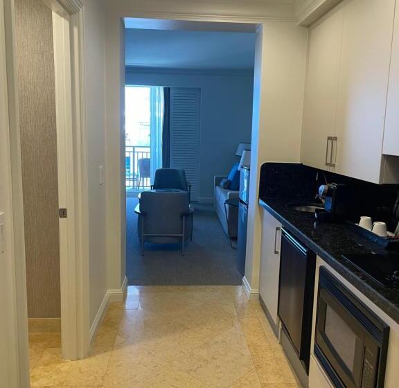 キングサイズベッドのスイートルーム, The Atlantic Hotel & Spa Condo
