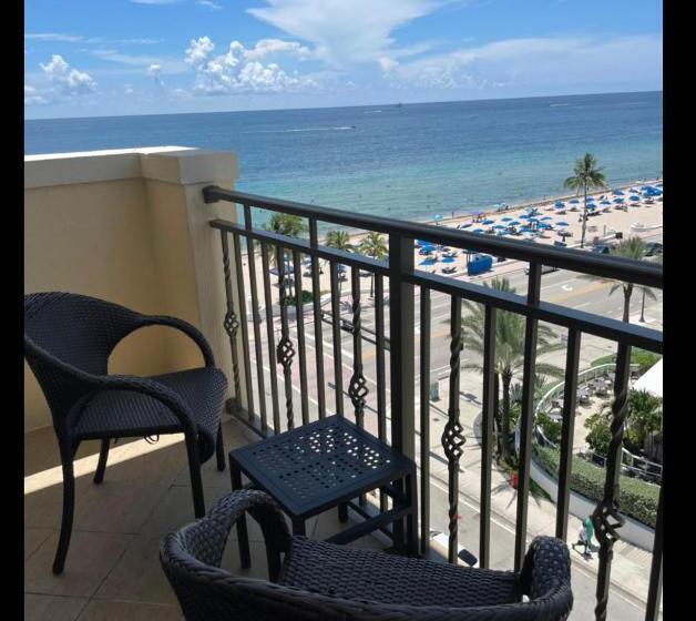 キングサイズベッドのスイートルーム, The Atlantic Hotel & Spa Condo