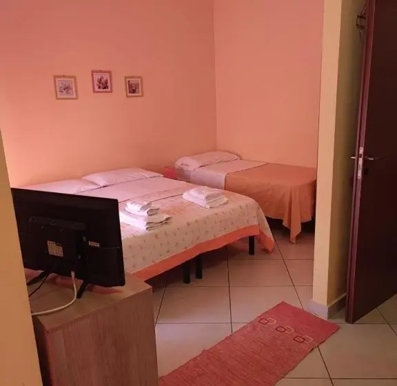 استودیو خانوادگی, B&b Emmanuel