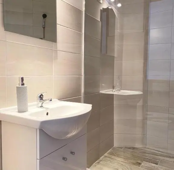 ファミリールーム, Megnyugtat Lak Apartmanház