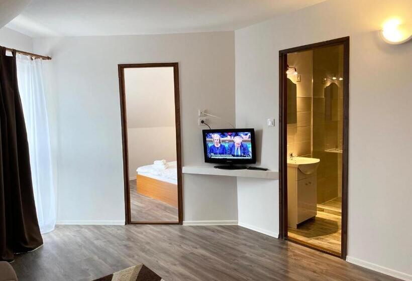 패밀리 룸, Megnyugtat Lak Apartmanház