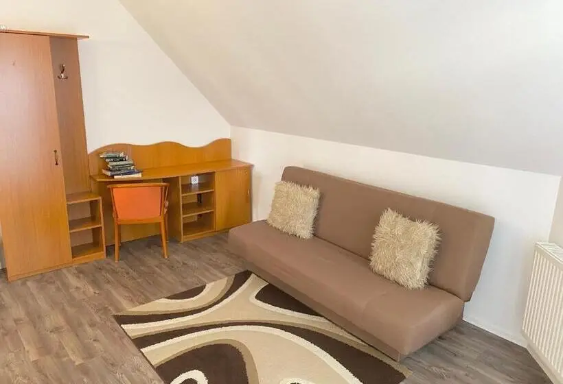 ファミリールーム, Megnyugtat Lak Apartmanház