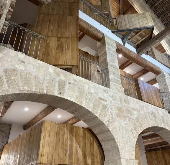 استودیوی لوکس, Studio Familial Maison De L église Du Couvent