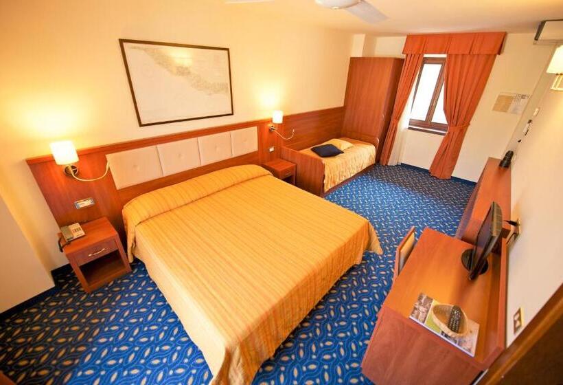 חדר סטנדרט לשלושה, Lake Hotel Benaco