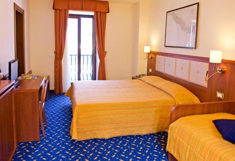 חדר משפחתי, Lake Hotel Benaco